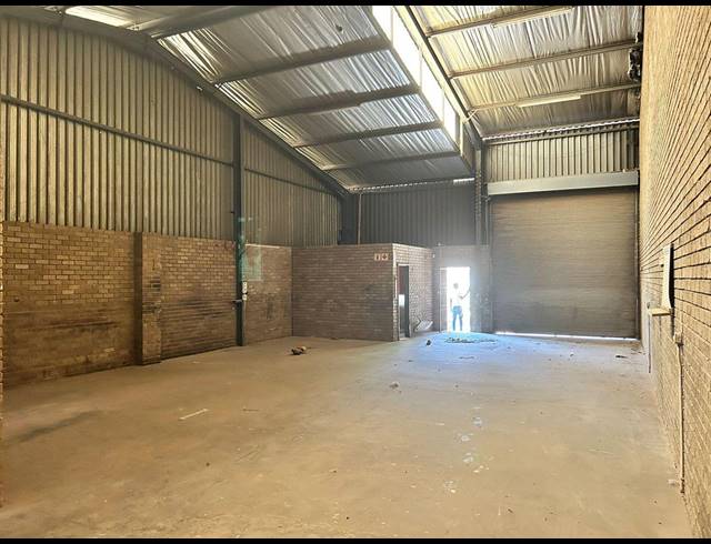 165M² WAREHOUSE TO LET IN LOMBARDY WEST
